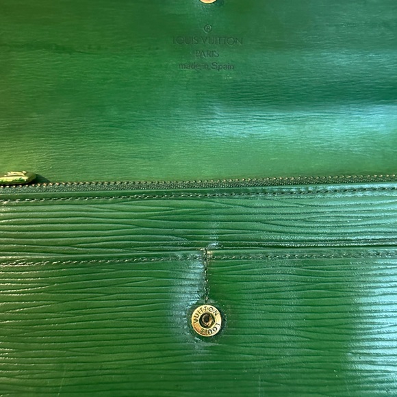 Louis Vuitton Epi Wallet w/ Unbranded Chain, LV Bag LV Ribbon & LV Sample Parfum - Picture 9 of 15